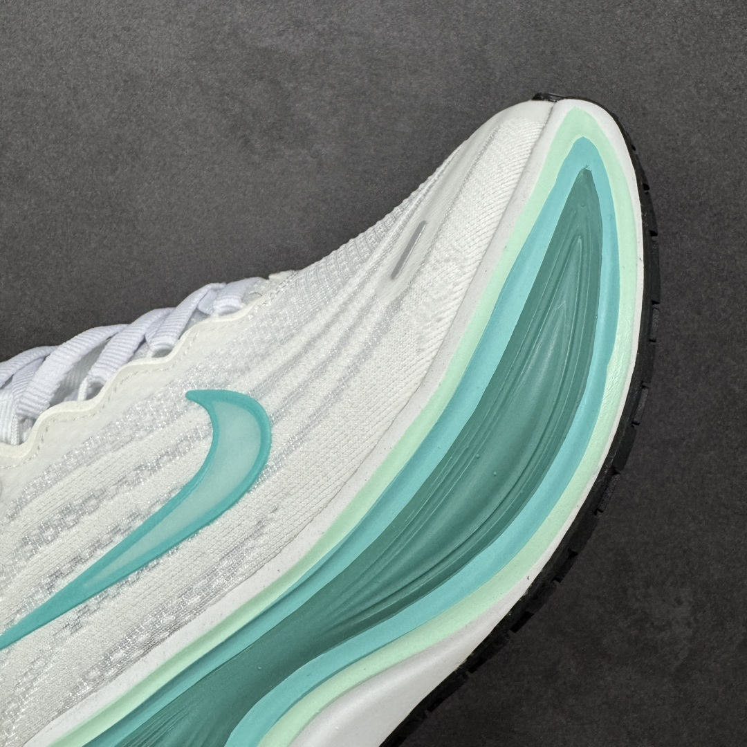 图片[5]-【公司级】Nike VOMERO PLUS 耐克 舒适减震防滑 低帮跑步鞋 全掌ReactX泡绵中底 前掌和后跟还配备了Air Zoom气垫单元 据说跑起来更快更舒适哦 这次最大的升级点 首次引入了ReactX泡绵 货号：HV8154-100 尺码：36 36.5 37.5 38 38.5 39 40 40.5 41 42 42.5 43 44 45 46-选品中心