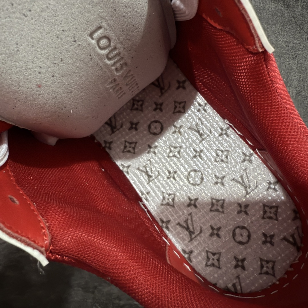 图片[9]-【天花板/Goat版】 市场最强版 没有之一的存在💪🏻 Louis Vuitton LV Trainer 系列全新版上架 手里有正品的可以对比下🆚懂货的看细节‼️ 此版品质是市场从未达到的新高度！ 整体版型 皮料 牛仔布的色差 压花纹路清晰度 后跟版型等等 都可以自行对比[机智]吊打市场所有货，怒甩十条街的那种，直接来正品对比图🆚，欢迎拿市场各大工厂的货来对比！ 尺码：35-45码-选品中心