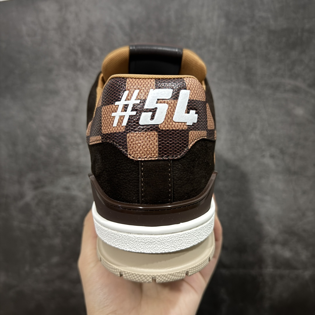 图片[4]-【天花板/Goat版】 市场最强版 没有之一的存在💪🏻 Louis Vuitton LV Trainer 系列全新版上架 手里有正品的可以对比下🆚懂货的看细节‼️ 此版品质是市场从未达到的新高度！ 整体版型 皮料 牛仔布的色差 压花纹路清晰度 后跟版型等等 都可以自行对比[机智]吊打市场所有货，怒甩十条街的那种，直接来正品对比图🆚，欢迎拿市场各大工厂的货来对比！ 尺码：35-45码-选品中心