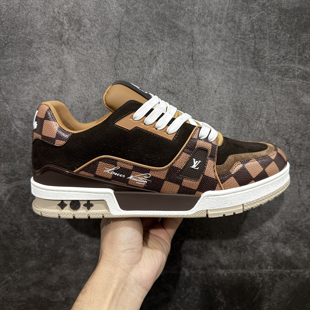 【天花板/Goat版】 市场最强版 没有之一的存在💪🏻 Louis Vuitton LV Trainer 系列全新版上架 手里有正品的可以对比下🆚懂货的看细节‼️ 此版品质是市场从未达到的新高度！ 整体版型 皮料 牛仔布的色差 压花纹路清晰度 后跟版型等等 都可以自行对比[机智]吊打市场所有货，怒甩十条街的那种，直接来正品对比图🆚，欢迎拿市场各大工厂的货来对比！ 尺码：35-45码-选品中心