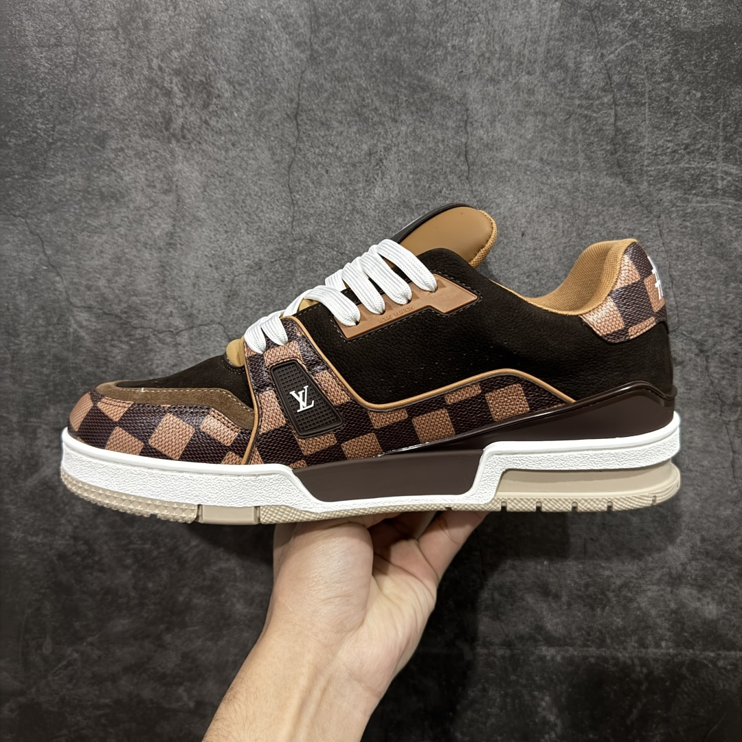 图片[2]-【天花板/Goat版】 市场最强版 没有之一的存在💪🏻 Louis Vuitton LV Trainer 系列全新版上架 手里有正品的可以对比下🆚懂货的看细节‼️ 此版品质是市场从未达到的新高度！ 整体版型 皮料 牛仔布的色差 压花纹路清晰度 后跟版型等等 都可以自行对比[机智]吊打市场所有货，怒甩十条街的那种，直接来正品对比图🆚，欢迎拿市场各大工厂的货来对比！ 尺码：35-45码-选品中心