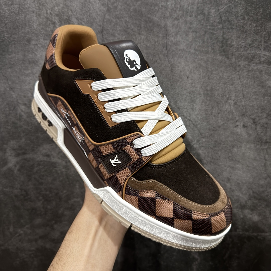 图片[3]-【天花板/Goat版】 市场最强版 没有之一的存在💪🏻 Louis Vuitton LV Trainer 系列全新版上架 手里有正品的可以对比下🆚懂货的看细节‼️ 此版品质是市场从未达到的新高度！ 整体版型 皮料 牛仔布的色差 压花纹路清晰度 后跟版型等等 都可以自行对比[机智]吊打市场所有货，怒甩十条街的那种，直接来正品对比图🆚，欢迎拿市场各大工厂的货来对比！ 尺码：35-45码-选品中心