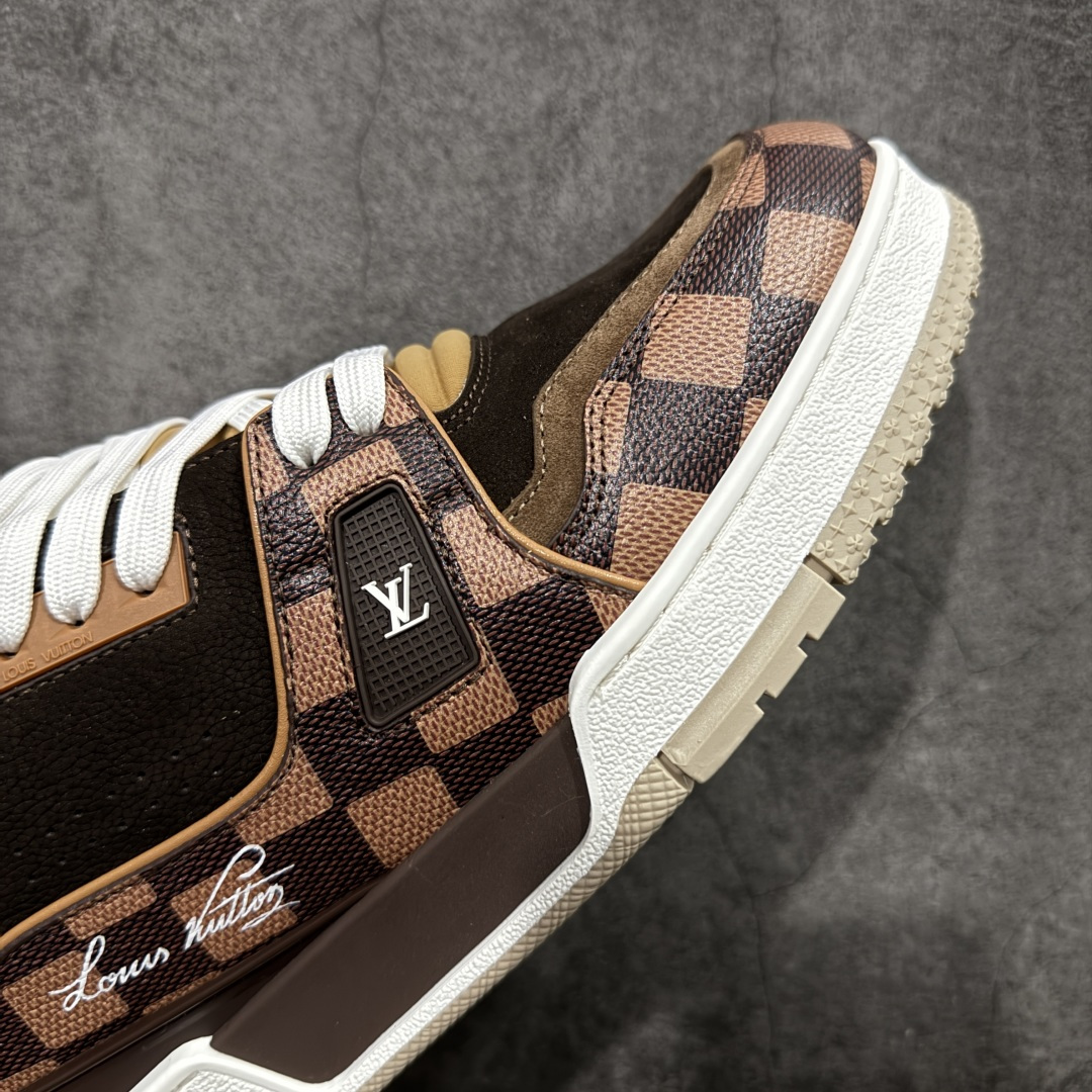 图片[6]-【天花板/Goat版】 市场最强版 没有之一的存在💪🏻 Louis Vuitton LV Trainer 系列全新版上架 手里有正品的可以对比下🆚懂货的看细节‼️ 此版品质是市场从未达到的新高度！ 整体版型 皮料 牛仔布的色差 压花纹路清晰度 后跟版型等等 都可以自行对比[机智]吊打市场所有货，怒甩十条街的那种，直接来正品对比图🆚，欢迎拿市场各大工厂的货来对比！ 尺码：35-45码-选品中心