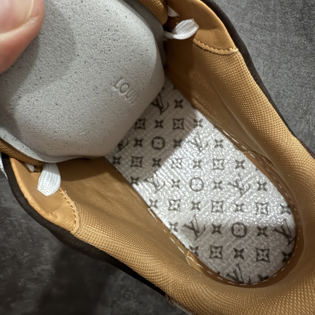 图片[9]-【天花板/Goat版】 市场最强版 没有之一的存在💪🏻 Louis Vuitton LV Trainer 系列全新版上架 手里有正品的可以对比下🆚懂货的看细节‼️ 此版品质是市场从未达到的新高度！ 整体版型 皮料 牛仔布的色差 压花纹路清晰度 后跟版型等等 都可以自行对比[机智]吊打市场所有货，怒甩十条街的那种，直接来正品对比图🆚，欢迎拿市场各大工厂的货来对比！ 尺码：35-45码-选品中心