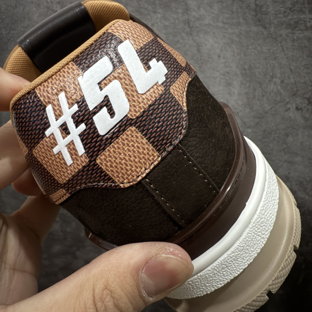 图片[2]-【天花板/Goat版】 市场最强版 没有之一的存在💪🏻 Louis Vuitton LV Trainer 系列全新版上架 手里有正品的可以对比下🆚懂货的看细节‼️ 此版品质是市场从未达到的新高度！ 整体版型 皮料 牛仔布的色差 压花纹路清晰度 后跟版型等等 都可以自行对比[机智]吊打市场所有货，怒甩十条街的那种，直接来正品对比图🆚，欢迎拿市场各大工厂的货来对比！ 尺码：35-45码-选品中心