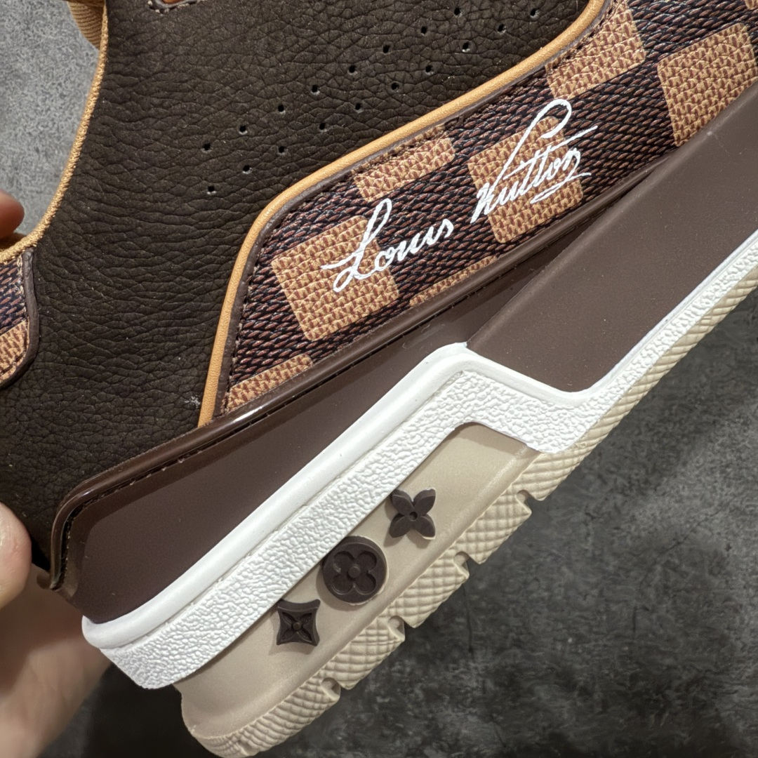 图片[3]-【天花板/Goat版】 市场最强版 没有之一的存在💪🏻 Louis Vuitton LV Trainer 系列全新版上架 手里有正品的可以对比下🆚懂货的看细节‼️ 此版品质是市场从未达到的新高度！ 整体版型 皮料 牛仔布的色差 压花纹路清晰度 后跟版型等等 都可以自行对比[机智]吊打市场所有货，怒甩十条街的那种，直接来正品对比图🆚，欢迎拿市场各大工厂的货来对比！ 尺码：35-45码-选品中心