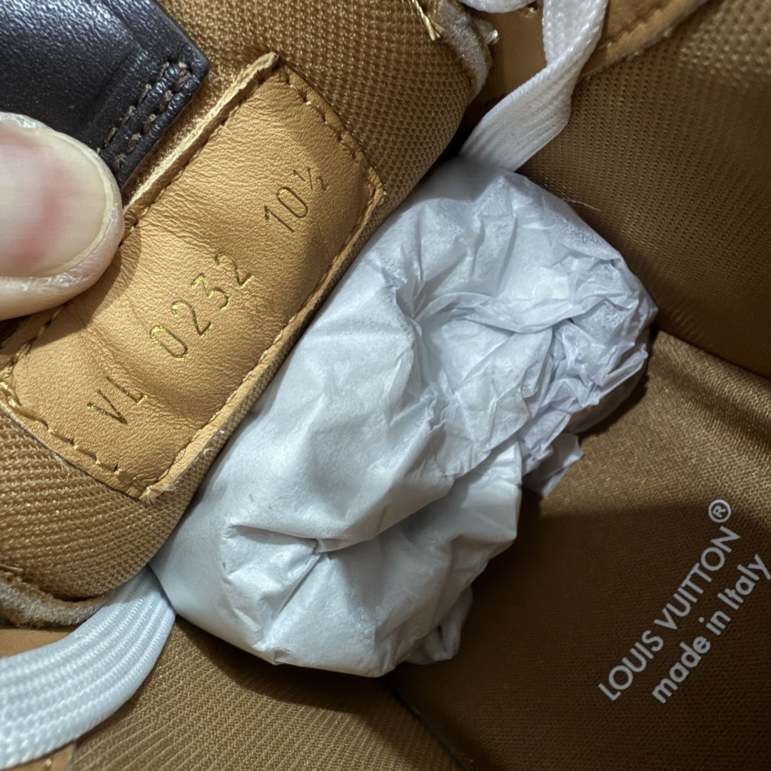 图片[7]-【天花板/Goat版】 市场最强版 没有之一的存在💪🏻 Louis Vuitton LV Trainer 系列全新版上架 手里有正品的可以对比下🆚懂货的看细节‼️ 此版品质是市场从未达到的新高度！ 整体版型 皮料 牛仔布的色差 压花纹路清晰度 后跟版型等等 都可以自行对比[机智]吊打市场所有货，怒甩十条街的那种，直接来正品对比图🆚，欢迎拿市场各大工厂的货来对比！ 尺码：35-45码-选品中心