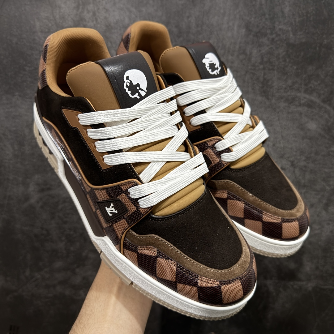 【天花板/Goat版】 市场最强版 没有之一的存在💪🏻 Louis Vuitton LV Trainer 系列全新版上架 手里有正品的可以对比下🆚懂货的看细节‼️ 此版品质是市场从未达到的新高度！ 整体版型 皮料 牛仔布的色差 压花纹路清晰度 后跟版型等等 都可以自行对比[机智]吊打市场所有货，怒甩十条街的那种，直接来正品对比图🆚，欢迎拿市场各大工厂的货来对比！ 尺码：35-45码-选品中心