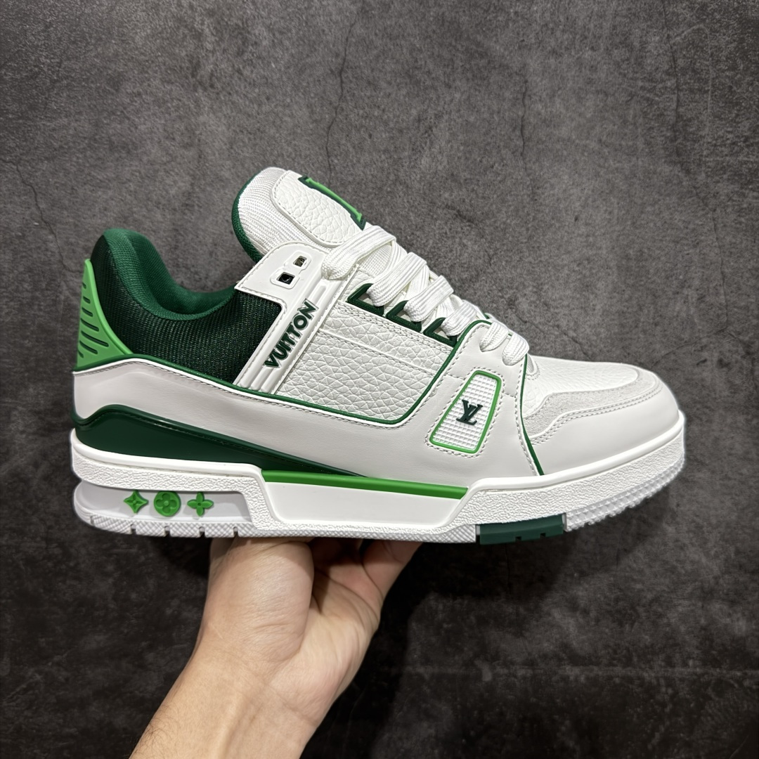 【天花板/Goat版】 市场最强版 没有之一的存在💪🏻 Louis Vuitton LV Trainer 系列全新版上架 手里有正品的可以对比下🆚懂货的看细节‼️ 此版品质是市场从未达到的新高度！ 整体版型 皮料 牛仔布的色差 压花纹路清晰度 后跟版型等等 都可以自行对比[机智]吊打市场所有货，怒甩十条街的那种，直接来正品对比图🆚，欢迎拿市场各大工厂的货来对比！ 尺码：35-45码-选品中心