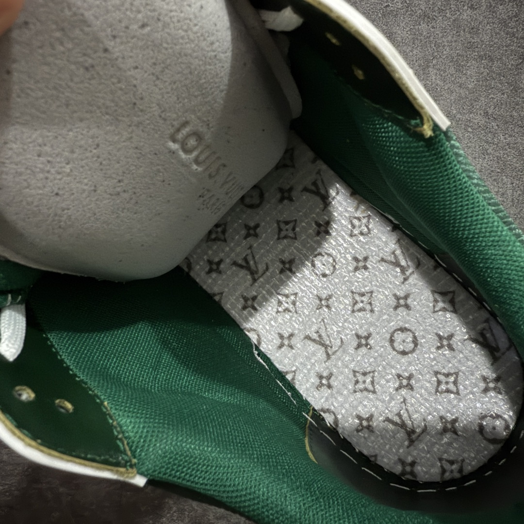 图片[9]-【天花板/Goat版】 市场最强版 没有之一的存在💪🏻 Louis Vuitton LV Trainer 系列全新版上架 手里有正品的可以对比下🆚懂货的看细节‼️ 此版品质是市场从未达到的新高度！ 整体版型 皮料 牛仔布的色差 压花纹路清晰度 后跟版型等等 都可以自行对比[机智]吊打市场所有货，怒甩十条街的那种，直接来正品对比图🆚，欢迎拿市场各大工厂的货来对比！ 尺码：35-45码-选品中心