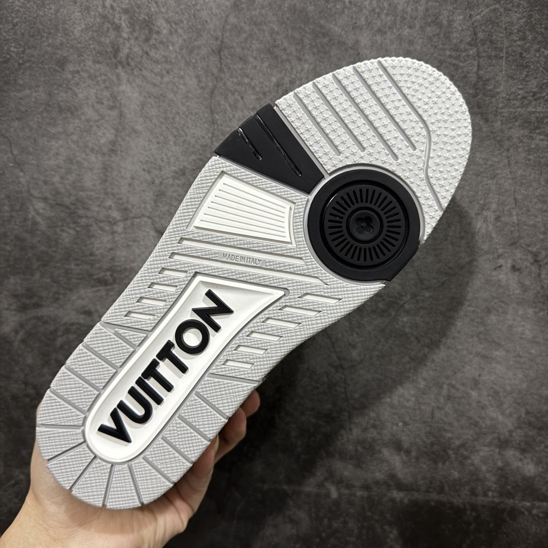 图片[9]-【天花板/Goat版】 市场最强版 没有之一的存在💪🏻 Louis Vuitton LV Trainer 系列全新版上架 手里有正品的可以对比下🆚懂货的看细节‼️ 此版品质是市场从未达到的新高度！ 整体版型 皮料 牛仔布的色差 压花纹路清晰度 后跟版型等等 都可以自行对比[机智]吊打市场所有货，怒甩十条街的那种，直接来正品对比图🆚，欢迎拿市场各大工厂的货来对比！ 尺码：35-45码-选品中心