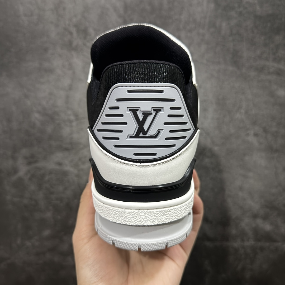 图片[4]-【天花板/Goat版】 市场最强版 没有之一的存在💪🏻 Louis Vuitton LV Trainer 系列全新版上架 手里有正品的可以对比下🆚懂货的看细节‼️ 此版品质是市场从未达到的新高度！ 整体版型 皮料 牛仔布的色差 压花纹路清晰度 后跟版型等等 都可以自行对比[机智]吊打市场所有货，怒甩十条街的那种，直接来正品对比图🆚，欢迎拿市场各大工厂的货来对比！ 尺码：35-45码-选品中心