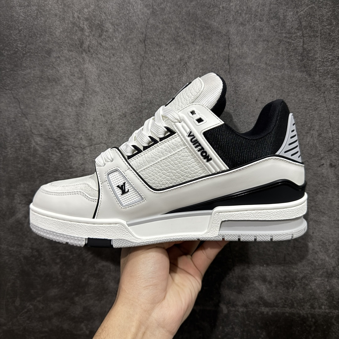 图片[2]-【天花板/Goat版】 市场最强版 没有之一的存在💪🏻 Louis Vuitton LV Trainer 系列全新版上架 手里有正品的可以对比下🆚懂货的看细节‼️ 此版品质是市场从未达到的新高度！ 整体版型 皮料 牛仔布的色差 压花纹路清晰度 后跟版型等等 都可以自行对比[机智]吊打市场所有货，怒甩十条街的那种，直接来正品对比图🆚，欢迎拿市场各大工厂的货来对比！ 尺码：35-45码-选品中心