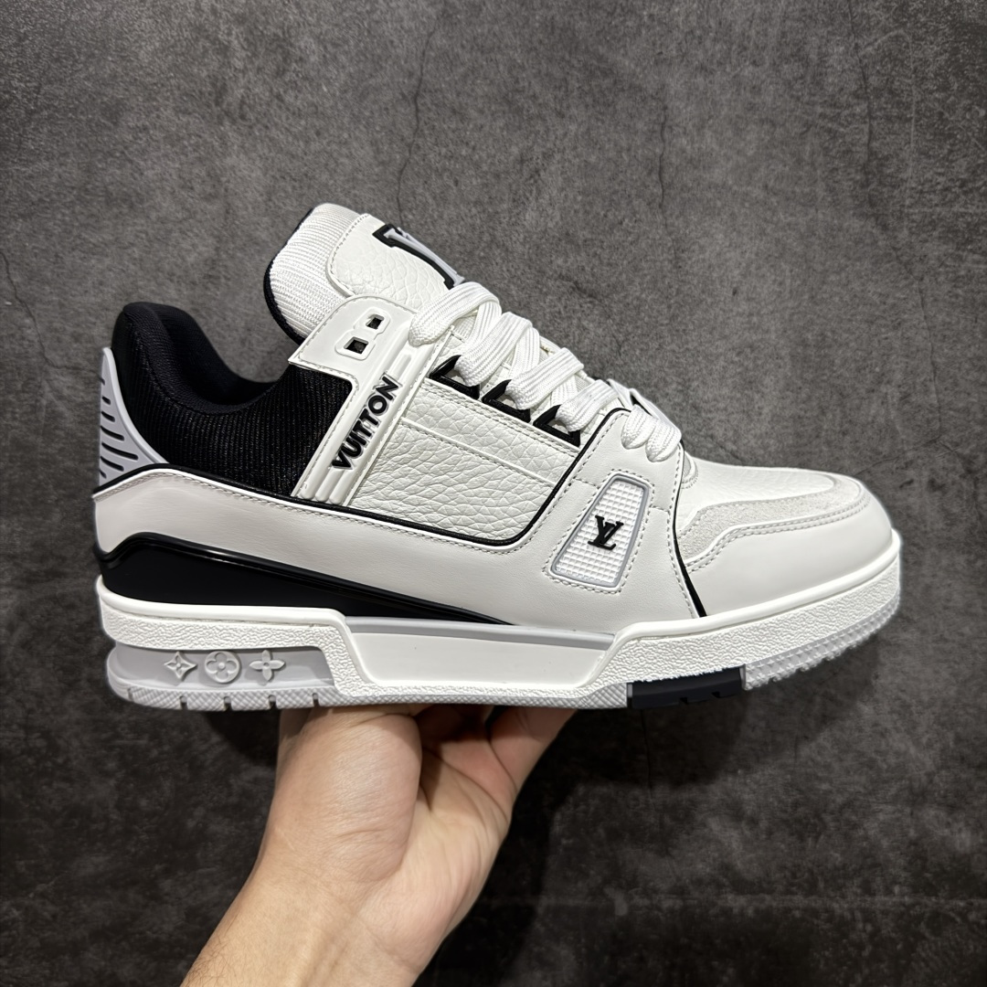 【天花板/Goat版】 市场最强版 没有之一的存在💪🏻 Louis Vuitton LV Trainer 系列全新版上架 手里有正品的可以对比下🆚懂货的看细节‼️ 此版品质是市场从未达到的新高度！ 整体版型 皮料 牛仔布的色差 压花纹路清晰度 后跟版型等等 都可以自行对比[机智]吊打市场所有货，怒甩十条街的那种，直接来正品对比图🆚，欢迎拿市场各大工厂的货来对比！ 尺码：35-45码-选品中心