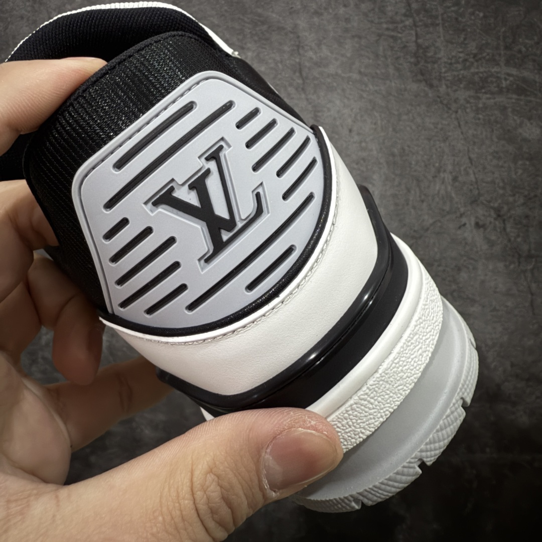 图片[2]-【天花板/Goat版】 市场最强版 没有之一的存在💪🏻 Louis Vuitton LV Trainer 系列全新版上架 手里有正品的可以对比下🆚懂货的看细节‼️ 此版品质是市场从未达到的新高度！ 整体版型 皮料 牛仔布的色差 压花纹路清晰度 后跟版型等等 都可以自行对比[机智]吊打市场所有货，怒甩十条街的那种，直接来正品对比图🆚，欢迎拿市场各大工厂的货来对比！ 尺码：35-45码-选品中心