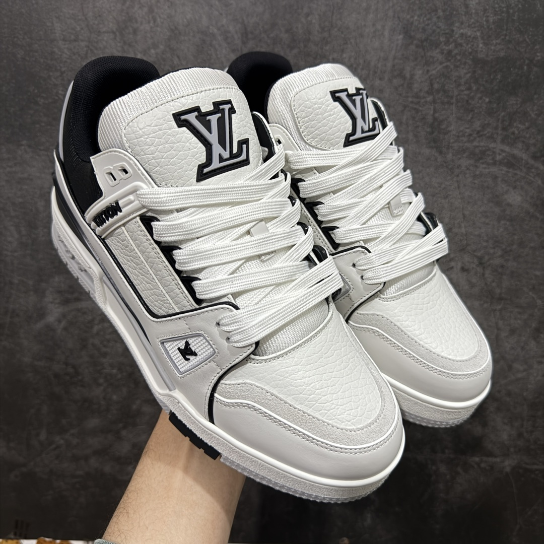 【天花板/Goat版】 市场最强版 没有之一的存在💪🏻 Louis Vuitton LV Trainer 系列全新版上架 手里有正品的可以对比下🆚懂货的看细节‼️ 此版品质是市场从未达到的新高度！ 整体版型 皮料 牛仔布的色差 压花纹路清晰度 后跟版型等等 都可以自行对比[机智]吊打市场所有货，怒甩十条街的那种，直接来正品对比图🆚，欢迎拿市场各大工厂的货来对比！ 尺码：35-45码-选品中心