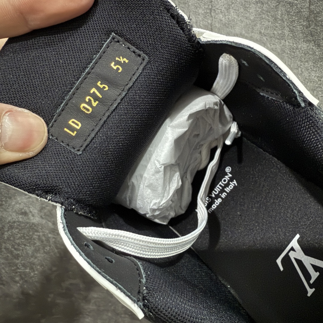 图片[7]-【天花板/Goat版】 市场最强版 没有之一的存在💪🏻 Louis Vuitton LV Trainer 系列全新版上架 手里有正品的可以对比下🆚懂货的看细节‼️ 此版品质是市场从未达到的新高度！ 整体版型 皮料 牛仔布的色差 压花纹路清晰度 后跟版型等等 都可以自行对比[机智]吊打市场所有货，怒甩十条街的那种，直接来正品对比图🆚，欢迎拿市场各大工厂的货来对比！ 尺码：35-45码-选品中心