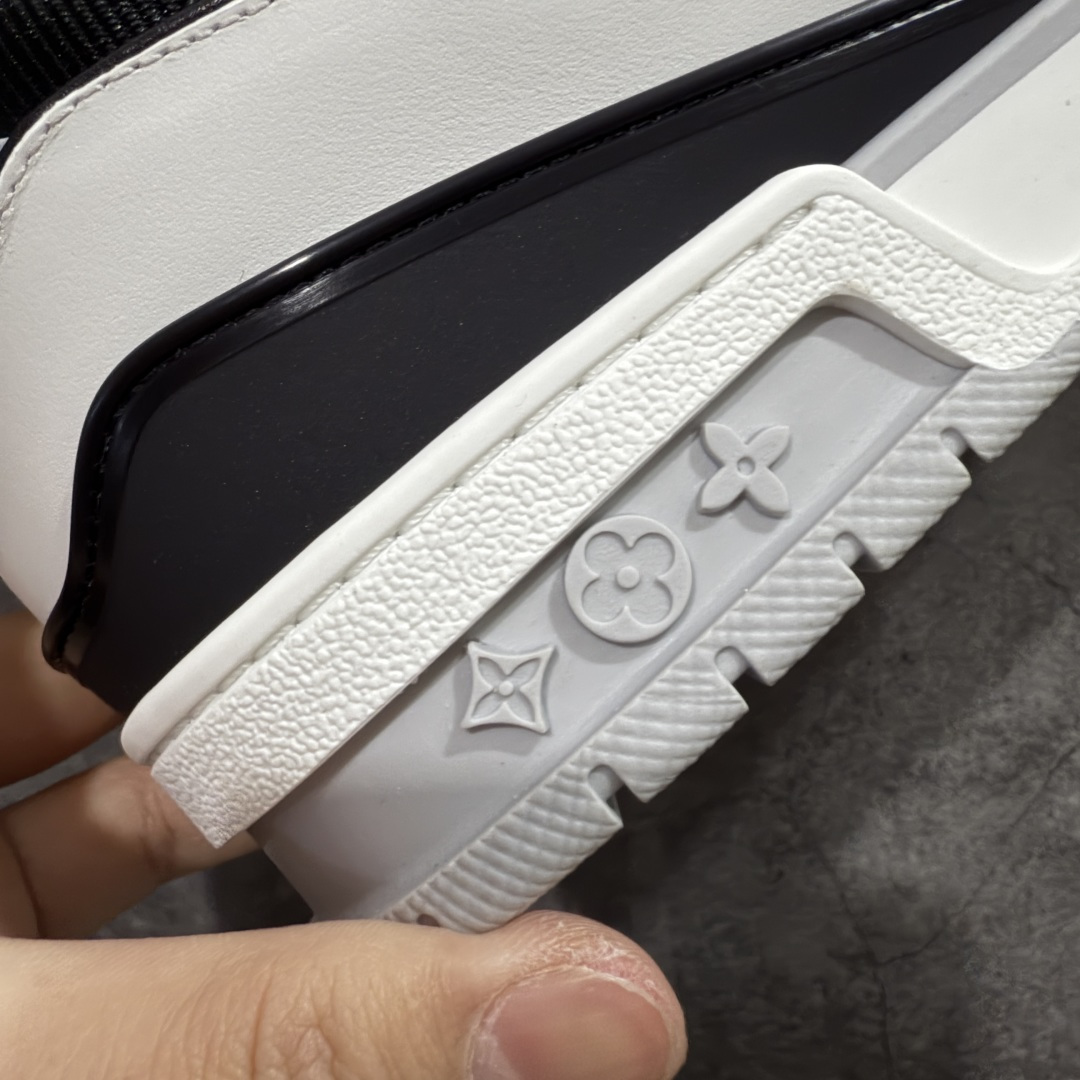 图片[3]-【天花板/Goat版】 市场最强版 没有之一的存在💪🏻 Louis Vuitton LV Trainer 系列全新版上架 手里有正品的可以对比下🆚懂货的看细节‼️ 此版品质是市场从未达到的新高度！ 整体版型 皮料 牛仔布的色差 压花纹路清晰度 后跟版型等等 都可以自行对比[机智]吊打市场所有货，怒甩十条街的那种，直接来正品对比图🆚，欢迎拿市场各大工厂的货来对比！ 尺码：35-45码-选品中心