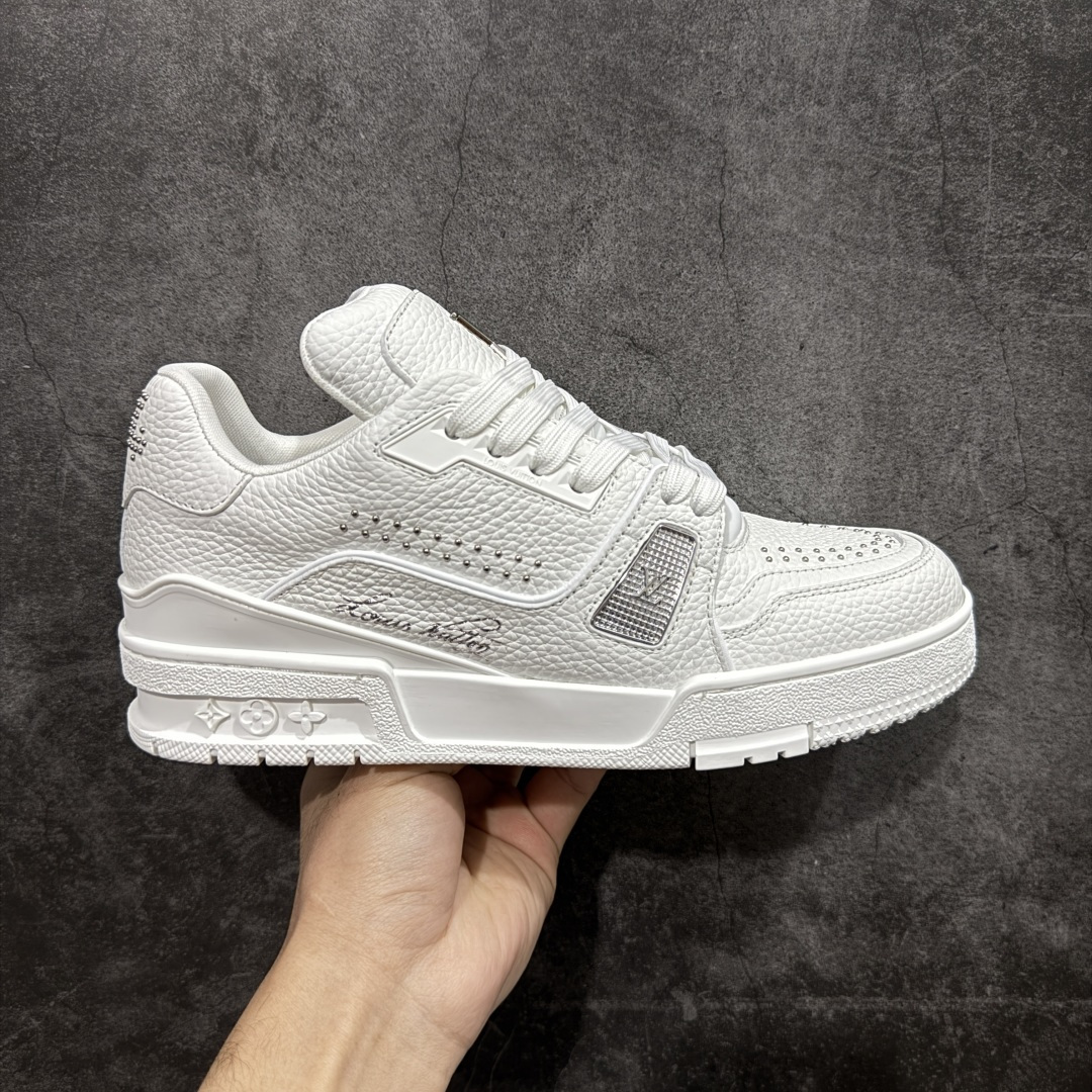 【天花板/Goat版】 市场最强版 没有之一的存在💪🏻 Louis Vuitton LV Trainer 系列全新版上架 手里有正品的可以对比下🆚懂货的看细节‼️ 此版品质是市场从未达到的新高度！ 整体版型 皮料 牛仔布的色差 压花纹路清晰度 后跟版型等等 都可以自行对比[机智]吊打市场所有货，怒甩十条街的那种，直接来正品对比图🆚，欢迎拿市场各大工厂的货来对比！ 尺码：35-45码-选品中心