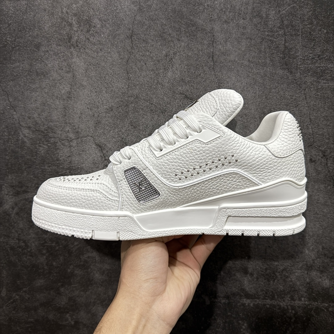 图片[2]-【天花板/Goat版】 市场最强版 没有之一的存在💪🏻 Louis Vuitton LV Trainer 系列全新版上架 手里有正品的可以对比下🆚懂货的看细节‼️ 此版品质是市场从未达到的新高度！ 整体版型 皮料 牛仔布的色差 压花纹路清晰度 后跟版型等等 都可以自行对比[机智]吊打市场所有货，怒甩十条街的那种，直接来正品对比图🆚，欢迎拿市场各大工厂的货来对比！ 尺码：35-45码-选品中心