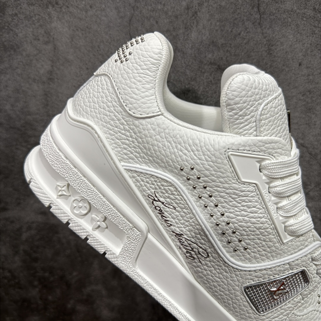 图片[7]-【天花板/Goat版】 市场最强版 没有之一的存在💪🏻 Louis Vuitton LV Trainer 系列全新版上架 手里有正品的可以对比下🆚懂货的看细节‼️ 此版品质是市场从未达到的新高度！ 整体版型 皮料 牛仔布的色差 压花纹路清晰度 后跟版型等等 都可以自行对比[机智]吊打市场所有货，怒甩十条街的那种，直接来正品对比图🆚，欢迎拿市场各大工厂的货来对比！ 尺码：35-45码-选品中心