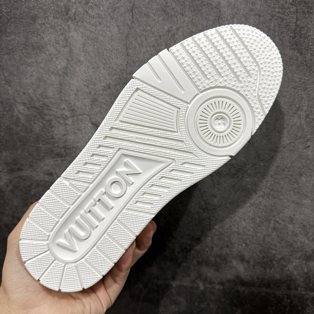 图片[9]-【天花板/Goat版】 市场最强版 没有之一的存在💪🏻 Louis Vuitton LV Trainer 系列全新版上架 手里有正品的可以对比下🆚懂货的看细节‼️ 此版品质是市场从未达到的新高度！ 整体版型 皮料 牛仔布的色差 压花纹路清晰度 后跟版型等等 都可以自行对比[机智]吊打市场所有货，怒甩十条街的那种，直接来正品对比图🆚，欢迎拿市场各大工厂的货来对比！ 尺码：35-45码-选品中心