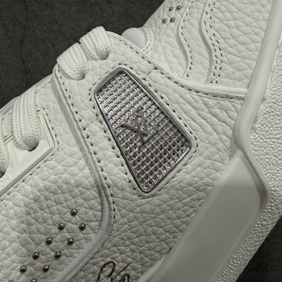 图片[5]-【天花板/Goat版】 市场最强版 没有之一的存在💪🏻 Louis Vuitton LV Trainer 系列全新版上架 手里有正品的可以对比下🆚懂货的看细节‼️ 此版品质是市场从未达到的新高度！ 整体版型 皮料 牛仔布的色差 压花纹路清晰度 后跟版型等等 都可以自行对比[机智]吊打市场所有货，怒甩十条街的那种，直接来正品对比图🆚，欢迎拿市场各大工厂的货来对比！ 尺码：35-45码-选品中心