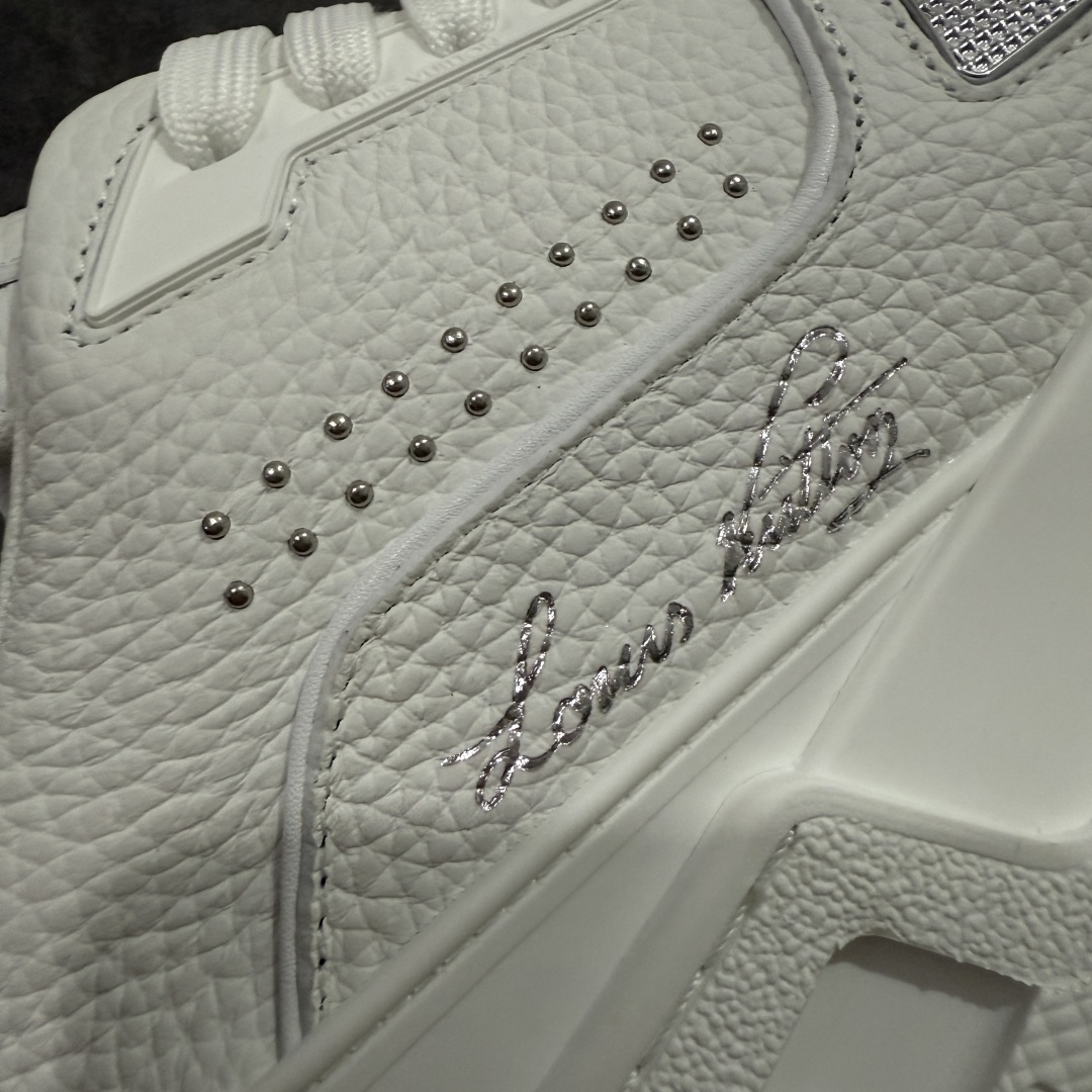 图片[4]-【天花板/Goat版】 市场最强版 没有之一的存在💪🏻 Louis Vuitton LV Trainer 系列全新版上架 手里有正品的可以对比下🆚懂货的看细节‼️ 此版品质是市场从未达到的新高度！ 整体版型 皮料 牛仔布的色差 压花纹路清晰度 后跟版型等等 都可以自行对比[机智]吊打市场所有货，怒甩十条街的那种，直接来正品对比图🆚，欢迎拿市场各大工厂的货来对比！ 尺码：35-45码-选品中心