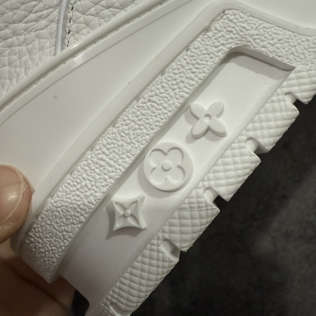 图片[3]-【天花板/Goat版】 市场最强版 没有之一的存在💪🏻 Louis Vuitton LV Trainer 系列全新版上架 手里有正品的可以对比下🆚懂货的看细节‼️ 此版品质是市场从未达到的新高度！ 整体版型 皮料 牛仔布的色差 压花纹路清晰度 后跟版型等等 都可以自行对比[机智]吊打市场所有货，怒甩十条街的那种，直接来正品对比图🆚，欢迎拿市场各大工厂的货来对比！ 尺码：35-45码-选品中心