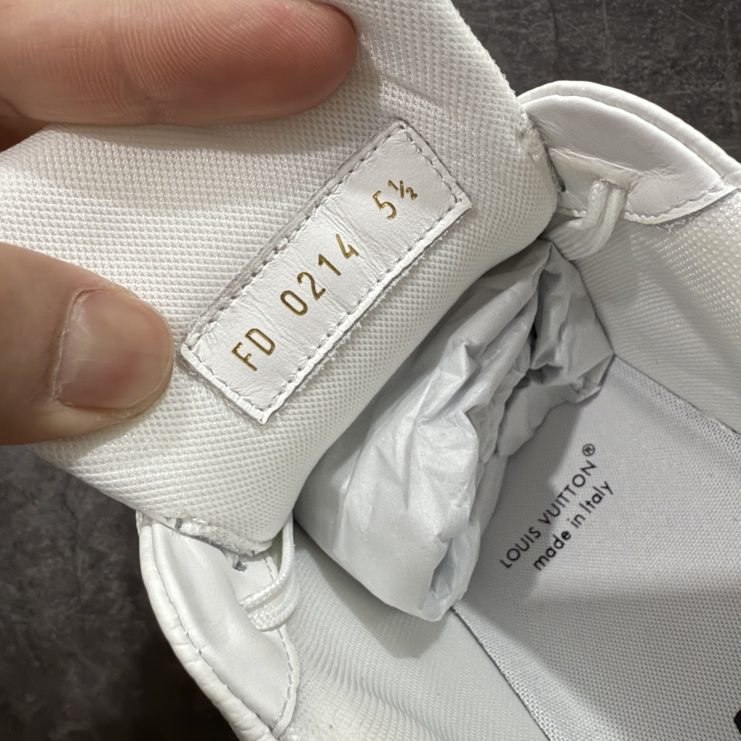 图片[8]-【天花板/Goat版】 市场最强版 没有之一的存在💪🏻 Louis Vuitton LV Trainer 系列全新版上架 手里有正品的可以对比下🆚懂货的看细节‼️ 此版品质是市场从未达到的新高度！ 整体版型 皮料 牛仔布的色差 压花纹路清晰度 后跟版型等等 都可以自行对比[机智]吊打市场所有货，怒甩十条街的那种，直接来正品对比图🆚，欢迎拿市场各大工厂的货来对比！ 尺码：35-45码-选品中心