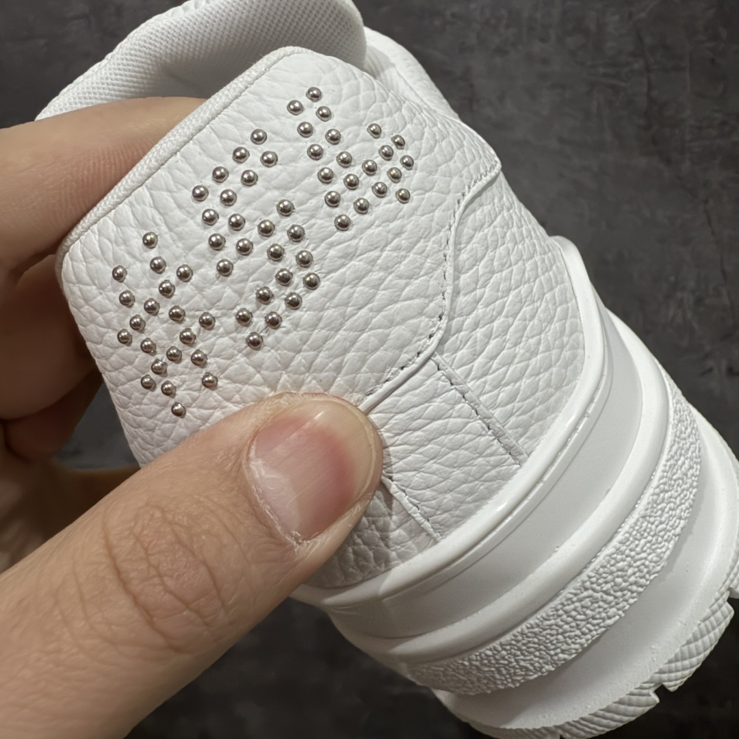 图片[2]-【天花板/Goat版】 市场最强版 没有之一的存在💪🏻 Louis Vuitton LV Trainer 系列全新版上架 手里有正品的可以对比下🆚懂货的看细节‼️ 此版品质是市场从未达到的新高度！ 整体版型 皮料 牛仔布的色差 压花纹路清晰度 后跟版型等等 都可以自行对比[机智]吊打市场所有货，怒甩十条街的那种，直接来正品对比图🆚，欢迎拿市场各大工厂的货来对比！ 尺码：35-45码-选品中心