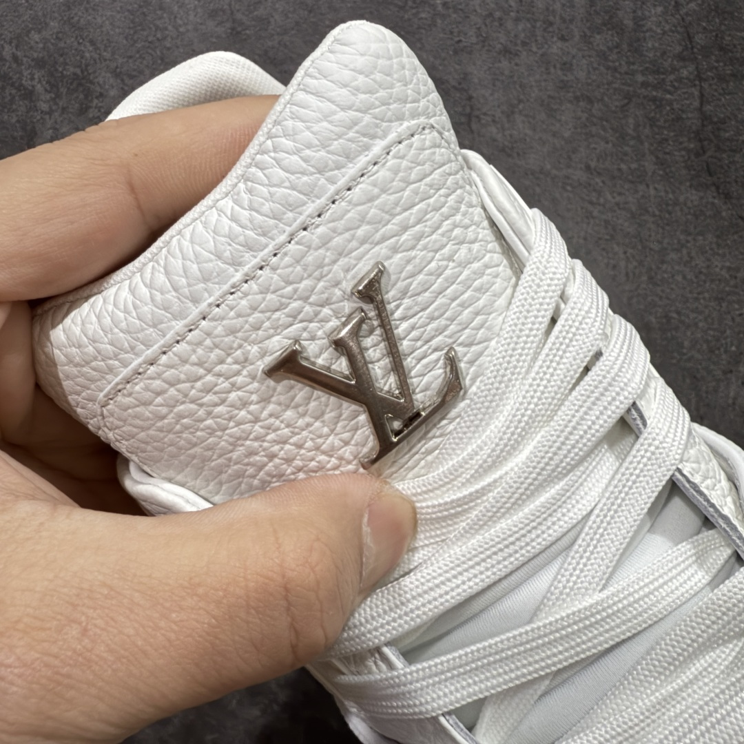 图片[7]-【天花板/Goat版】 市场最强版 没有之一的存在💪🏻 Louis Vuitton LV Trainer 系列全新版上架 手里有正品的可以对比下🆚懂货的看细节‼️ 此版品质是市场从未达到的新高度！ 整体版型 皮料 牛仔布的色差 压花纹路清晰度 后跟版型等等 都可以自行对比[机智]吊打市场所有货，怒甩十条街的那种，直接来正品对比图🆚，欢迎拿市场各大工厂的货来对比！ 尺码：35-45码-选品中心