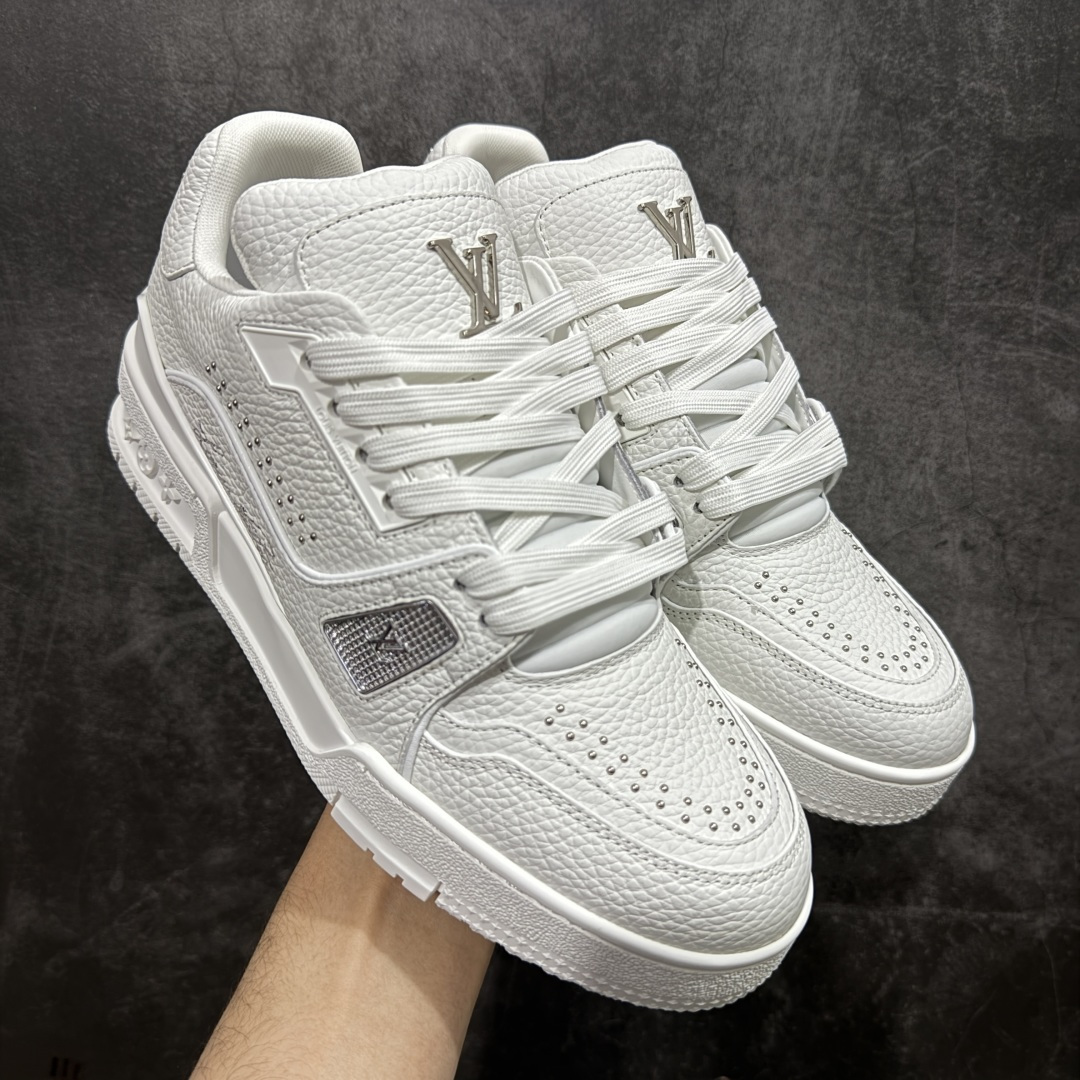 【天花板/Goat版】 市场最强版 没有之一的存在💪🏻 Louis Vuitton LV Trainer 系列全新版上架 手里有正品的可以对比下🆚懂货的看细节‼️ 此版品质是市场从未达到的新高度！ 整体版型 皮料 牛仔布的色差 压花纹路清晰度 后跟版型等等 都可以自行对比[机智]吊打市场所有货，怒甩十条街的那种，直接来正品对比图🆚，欢迎拿市场各大工厂的货来对比！ 尺码：35-45码-选品中心
