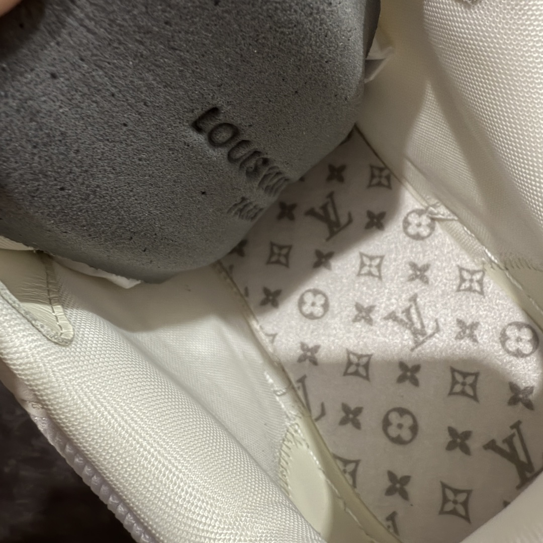 图片[9]-【佛山顶级超A版】Louis Vuitton LV Skate系列 米白 仓库现货 当天可取 佛山超A私人订单 专柜混卖零售专供 所有配色均为购买原版复刻 整体版型 皮料 市场独一无二 后跟版型都可以自行对比[机智]吊打市场所有货 怒甩十条街，欢迎拿市场各大工厂的货来对比！ 鞋舌烫金超正 压印程度秒杀市面90%以上的高端货 新配色陆续开发出货 尺码：39-46-选品中心
