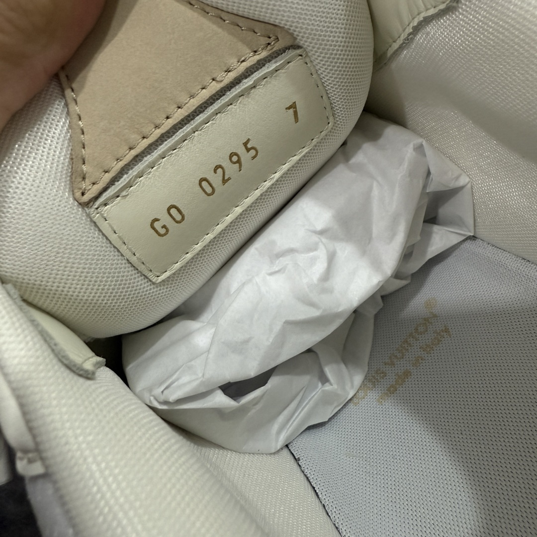 图片[7]-【佛山顶级超A版】Louis Vuitton LV Skate系列 米白 仓库现货 当天可取 佛山超A私人订单 专柜混卖零售专供 所有配色均为购买原版复刻 整体版型 皮料 市场独一无二 后跟版型都可以自行对比[机智]吊打市场所有货 怒甩十条街，欢迎拿市场各大工厂的货来对比！ 鞋舌烫金超正 压印程度秒杀市面90%以上的高端货 新配色陆续开发出货 尺码：39-46-选品中心