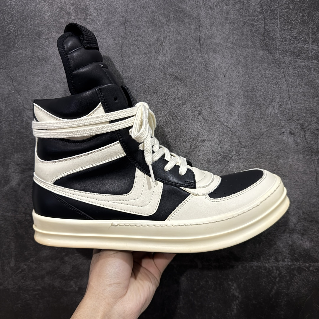 【莞产G版】RO / Rick Owens 瑞克·欧文斯 复古OG元年大耐克 黑白色皮面高帮 【大底】 TPU鞋底➕橡胶底片➕内置软木 【皮料】 东莞原厂进口全新2025年新材质“摔纹粒面水染头层小牛皮” 【鞋带】 鞋带采用水染定织法工艺，高密度之下，透出光泽感！ 【拉链】 RO拉链定制logo刻字、拉顺感十足，无阻断感！ 【鞋头】全黑小牛皮，软糯，轻轻按压有牛皮细细的纹理质感！ 【鞋舌】内里也是全牛皮，一整张牛皮切割，无拼皮、无边角料皮！ 【鞋垫】整张牛皮鞋垫 独家私人开模冲孔！ 【尺码】 ：36 37 38 39 40 41 42 43 44 45 46！ 即将出货47、48！-选品中心