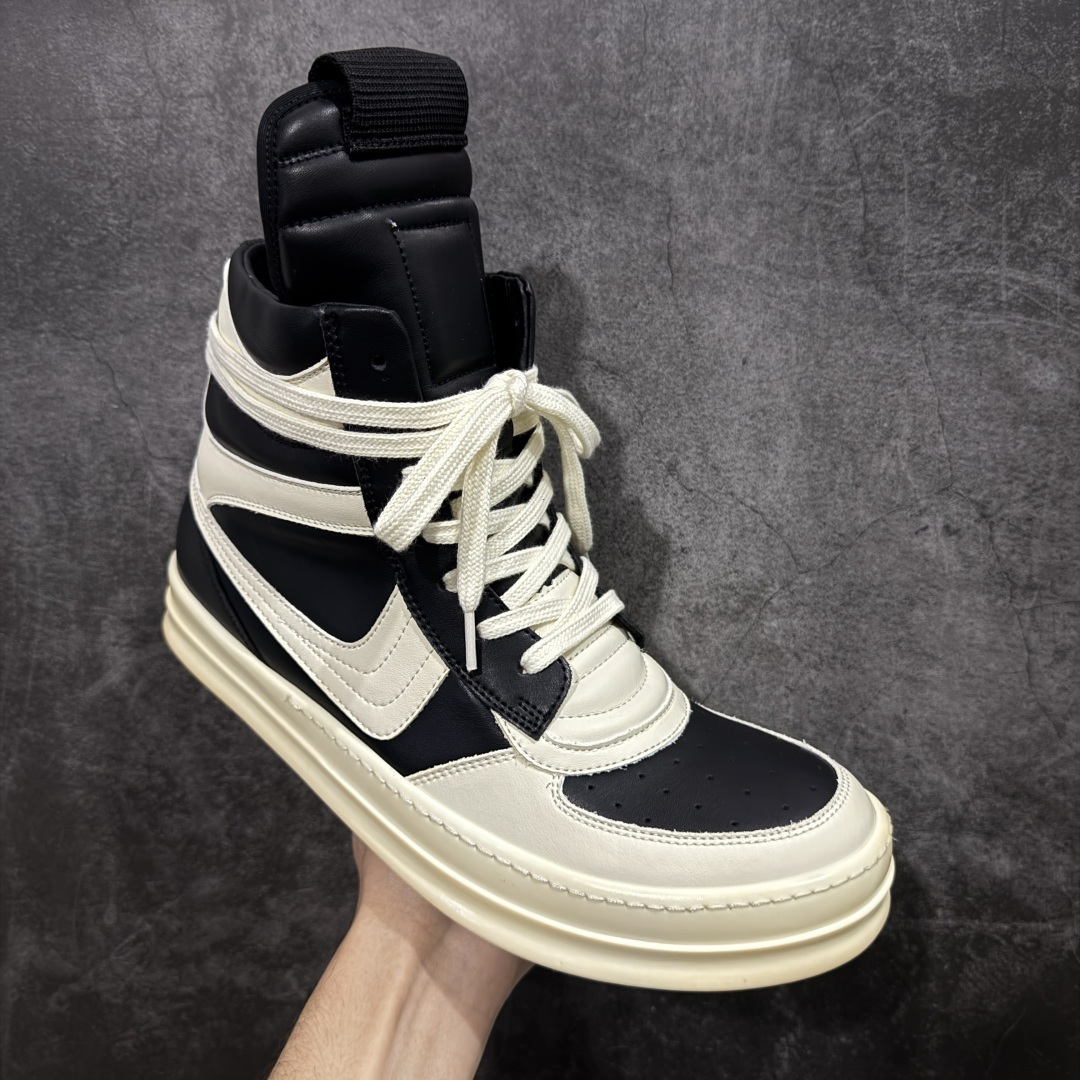图片[3]-【莞产G版】RO / Rick Owens 瑞克·欧文斯 复古OG元年大耐克 黑白色皮面高帮 【大底】 TPU鞋底➕橡胶底片➕内置软木 【皮料】 东莞原厂进口全新2025年新材质“摔纹粒面水染头层小牛皮” 【鞋带】 鞋带采用水染定织法工艺，高密度之下，透出光泽感！ 【拉链】 RO拉链定制logo刻字、拉顺感十足，无阻断感！ 【鞋头】全黑小牛皮，软糯，轻轻按压有牛皮细细的纹理质感！ 【鞋舌】内里也是全牛皮，一整张牛皮切割，无拼皮、无边角料皮！ 【鞋垫】整张牛皮鞋垫 独家私人开模冲孔！ 【尺码】 ：36 37 38 39 40 41 42 43 44 45 46！ 即将出货47、48！-选品中心