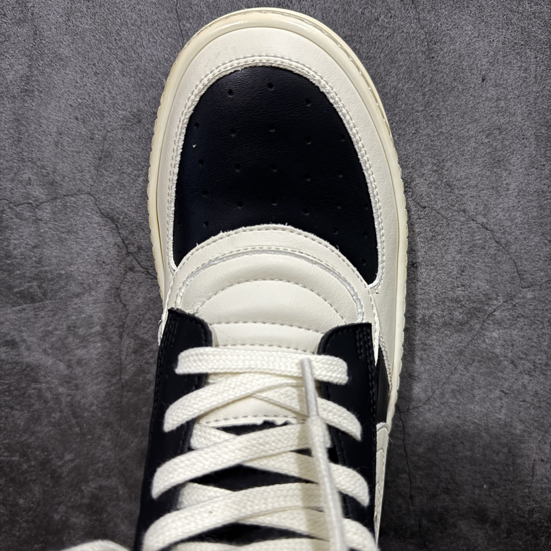 图片[5]-【莞产G版】RO / Rick Owens 瑞克·欧文斯 复古OG元年大耐克 黑白色皮面高帮 【大底】 TPU鞋底➕橡胶底片➕内置软木 【皮料】 东莞原厂进口全新2025年新材质“摔纹粒面水染头层小牛皮” 【鞋带】 鞋带采用水染定织法工艺，高密度之下，透出光泽感！ 【拉链】 RO拉链定制logo刻字、拉顺感十足，无阻断感！ 【鞋头】全黑小牛皮，软糯，轻轻按压有牛皮细细的纹理质感！ 【鞋舌】内里也是全牛皮，一整张牛皮切割，无拼皮、无边角料皮！ 【鞋垫】整张牛皮鞋垫 独家私人开模冲孔！ 【尺码】 ：36 37 38 39 40 41 42 43 44 45 46！ 即将出货47、48！-选品中心