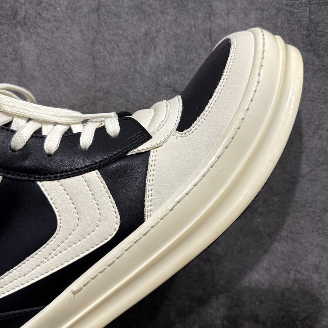 图片[6]-【莞产G版】RO / Rick Owens 瑞克·欧文斯 复古OG元年大耐克 黑白色皮面高帮 【大底】 TPU鞋底➕橡胶底片➕内置软木 【皮料】 东莞原厂进口全新2025年新材质“摔纹粒面水染头层小牛皮” 【鞋带】 鞋带采用水染定织法工艺，高密度之下，透出光泽感！ 【拉链】 RO拉链定制logo刻字、拉顺感十足，无阻断感！ 【鞋头】全黑小牛皮，软糯，轻轻按压有牛皮细细的纹理质感！ 【鞋舌】内里也是全牛皮，一整张牛皮切割，无拼皮、无边角料皮！ 【鞋垫】整张牛皮鞋垫 独家私人开模冲孔！ 【尺码】 ：36 37 38 39 40 41 42 43 44 45 46！ 即将出货47、48！-选品中心