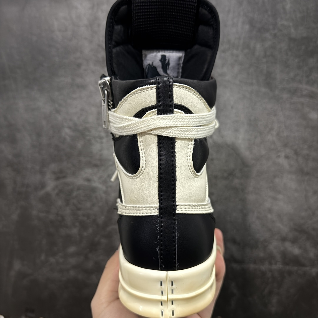图片[4]-【莞产G版】RO / Rick Owens 瑞克·欧文斯 复古OG元年大耐克 黑白色皮面高帮 【大底】 TPU鞋底➕橡胶底片➕内置软木 【皮料】 东莞原厂进口全新2025年新材质“摔纹粒面水染头层小牛皮” 【鞋带】 鞋带采用水染定织法工艺，高密度之下，透出光泽感！ 【拉链】 RO拉链定制logo刻字、拉顺感十足，无阻断感！ 【鞋头】全黑小牛皮，软糯，轻轻按压有牛皮细细的纹理质感！ 【鞋舌】内里也是全牛皮，一整张牛皮切割，无拼皮、无边角料皮！ 【鞋垫】整张牛皮鞋垫 独家私人开模冲孔！ 【尺码】 ：36 37 38 39 40 41 42 43 44 45 46！ 即将出货47、48！-选品中心