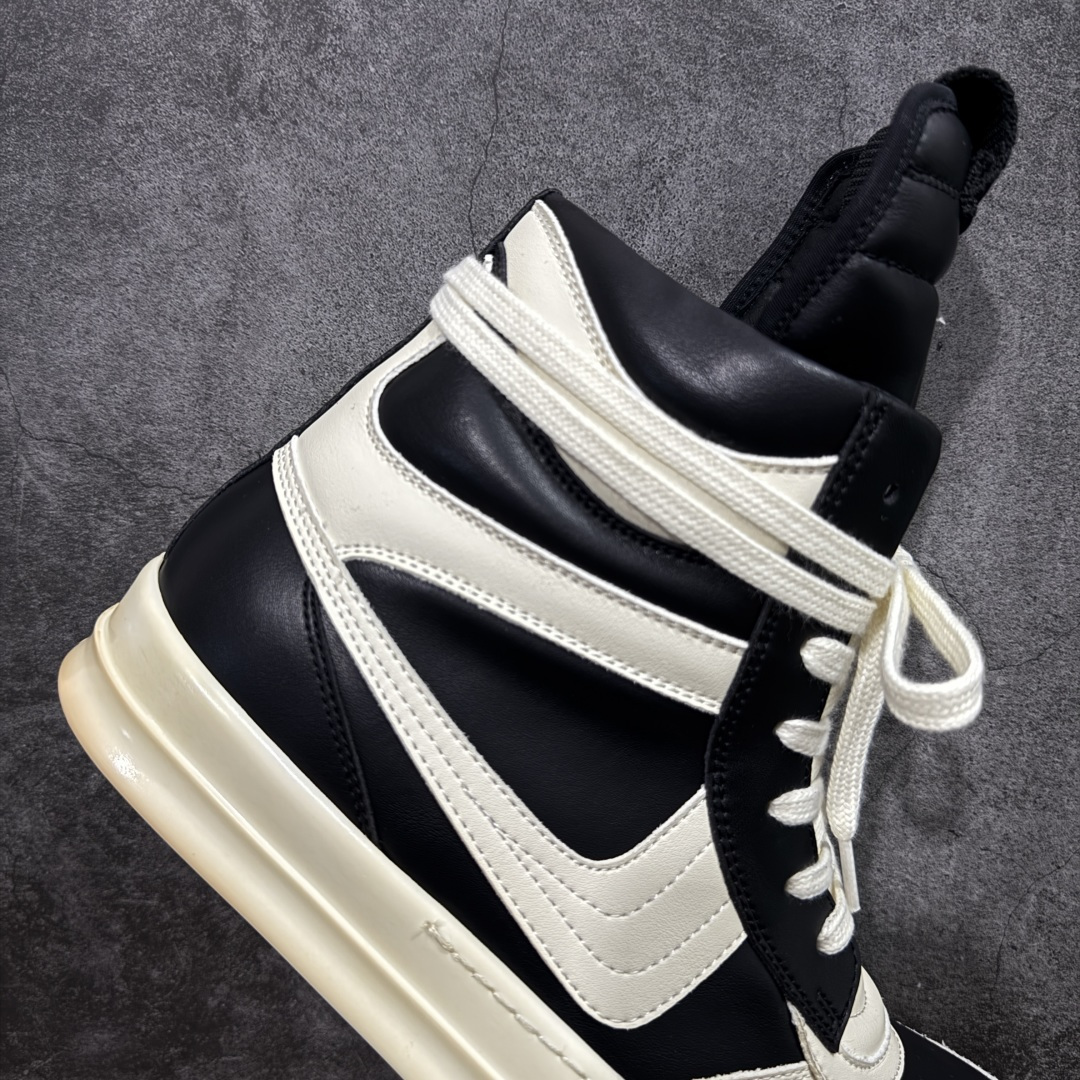 图片[7]-【莞产G版】RO / Rick Owens 瑞克·欧文斯 复古OG元年大耐克 黑白色皮面高帮 【大底】 TPU鞋底➕橡胶底片➕内置软木 【皮料】 东莞原厂进口全新2025年新材质“摔纹粒面水染头层小牛皮” 【鞋带】 鞋带采用水染定织法工艺，高密度之下，透出光泽感！ 【拉链】 RO拉链定制logo刻字、拉顺感十足，无阻断感！ 【鞋头】全黑小牛皮，软糯，轻轻按压有牛皮细细的纹理质感！ 【鞋舌】内里也是全牛皮，一整张牛皮切割，无拼皮、无边角料皮！ 【鞋垫】整张牛皮鞋垫 独家私人开模冲孔！ 【尺码】 ：36 37 38 39 40 41 42 43 44 45 46！ 即将出货47、48！-选品中心