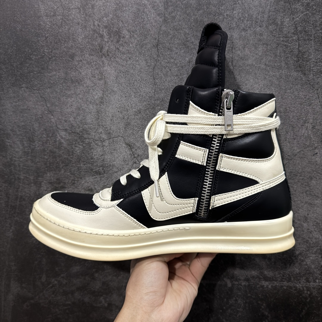 图片[2]-【莞产G版】RO / Rick Owens 瑞克·欧文斯 复古OG元年大耐克 黑白色皮面高帮 【大底】 TPU鞋底➕橡胶底片➕内置软木 【皮料】 东莞原厂进口全新2025年新材质“摔纹粒面水染头层小牛皮” 【鞋带】 鞋带采用水染定织法工艺，高密度之下，透出光泽感！ 【拉链】 RO拉链定制logo刻字、拉顺感十足，无阻断感！ 【鞋头】全黑小牛皮，软糯，轻轻按压有牛皮细细的纹理质感！ 【鞋舌】内里也是全牛皮，一整张牛皮切割，无拼皮、无边角料皮！ 【鞋垫】整张牛皮鞋垫 独家私人开模冲孔！ 【尺码】 ：36 37 38 39 40 41 42 43 44 45 46！ 即将出货47、48！-选品中心