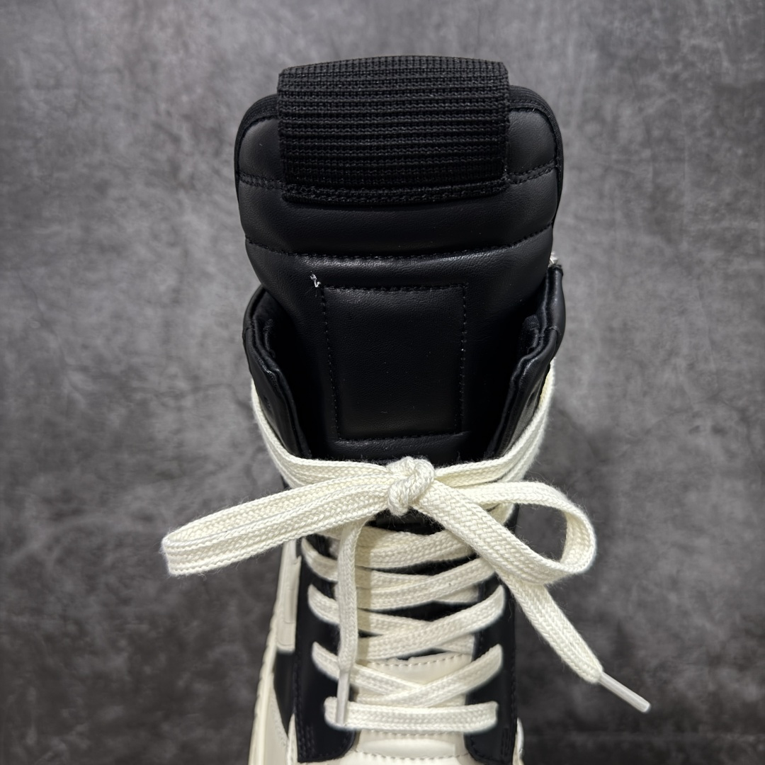 图片[8]-【莞产G版】RO / Rick Owens 瑞克·欧文斯 复古OG元年大耐克 黑白色皮面高帮 【大底】 TPU鞋底➕橡胶底片➕内置软木 【皮料】 东莞原厂进口全新2025年新材质“摔纹粒面水染头层小牛皮” 【鞋带】 鞋带采用水染定织法工艺，高密度之下，透出光泽感！ 【拉链】 RO拉链定制logo刻字、拉顺感十足，无阻断感！ 【鞋头】全黑小牛皮，软糯，轻轻按压有牛皮细细的纹理质感！ 【鞋舌】内里也是全牛皮，一整张牛皮切割，无拼皮、无边角料皮！ 【鞋垫】整张牛皮鞋垫 独家私人开模冲孔！ 【尺码】 ：36 37 38 39 40 41 42 43 44 45 46！ 即将出货47、48！-选品中心