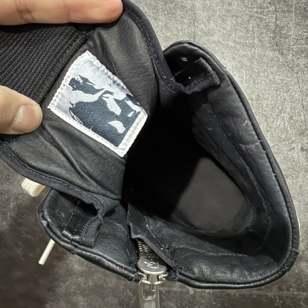 图片[6]-【莞产G版】RO / Rick Owens 瑞克·欧文斯 复古OG元年大耐克 黑白色皮面高帮 【大底】 TPU鞋底➕橡胶底片➕内置软木 【皮料】 东莞原厂进口全新2025年新材质“摔纹粒面水染头层小牛皮” 【鞋带】 鞋带采用水染定织法工艺，高密度之下，透出光泽感！ 【拉链】 RO拉链定制logo刻字、拉顺感十足，无阻断感！ 【鞋头】全黑小牛皮，软糯，轻轻按压有牛皮细细的纹理质感！ 【鞋舌】内里也是全牛皮，一整张牛皮切割，无拼皮、无边角料皮！ 【鞋垫】整张牛皮鞋垫 独家私人开模冲孔！ 【尺码】 ：36 37 38 39 40 41 42 43 44 45 46！ 即将出货47、48！-选品中心