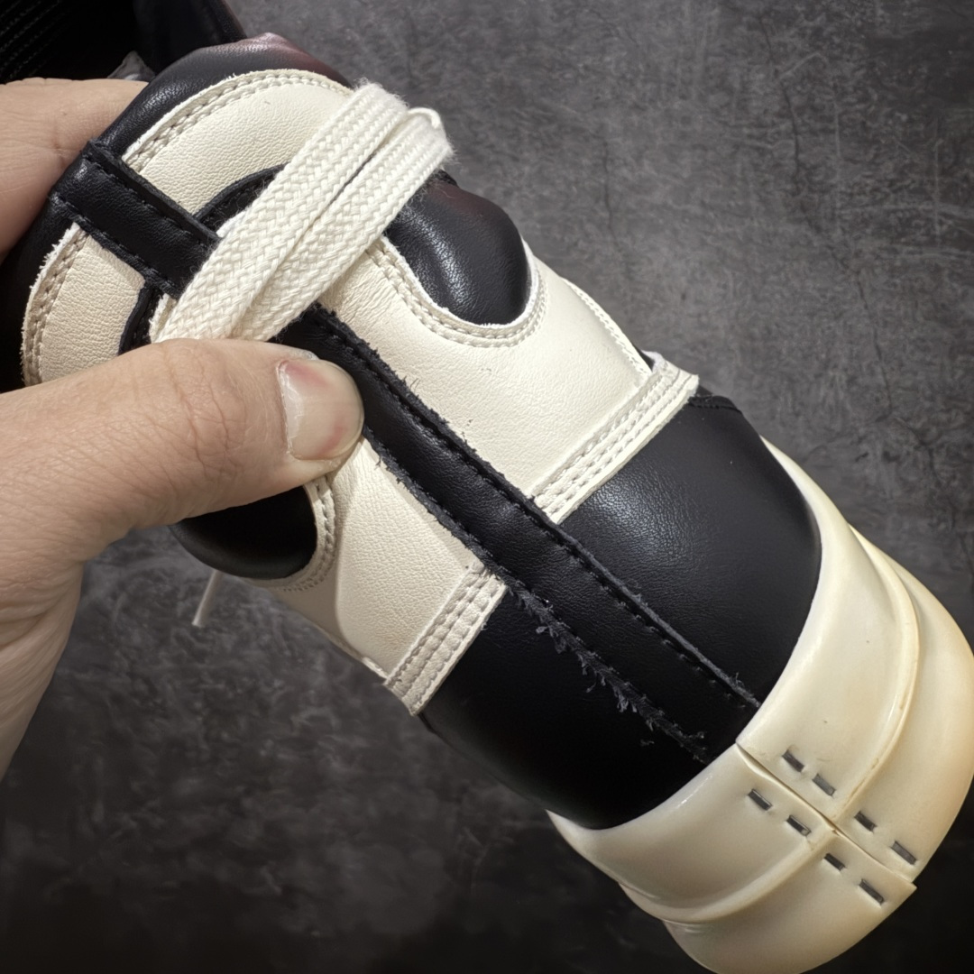 图片[2]-【莞产G版】RO / Rick Owens 瑞克·欧文斯 复古OG元年大耐克 黑白色皮面高帮 【大底】 TPU鞋底➕橡胶底片➕内置软木 【皮料】 东莞原厂进口全新2025年新材质“摔纹粒面水染头层小牛皮” 【鞋带】 鞋带采用水染定织法工艺，高密度之下，透出光泽感！ 【拉链】 RO拉链定制logo刻字、拉顺感十足，无阻断感！ 【鞋头】全黑小牛皮，软糯，轻轻按压有牛皮细细的纹理质感！ 【鞋舌】内里也是全牛皮，一整张牛皮切割，无拼皮、无边角料皮！ 【鞋垫】整张牛皮鞋垫 独家私人开模冲孔！ 【尺码】 ：36 37 38 39 40 41 42 43 44 45 46！ 即将出货47、48！-选品中心