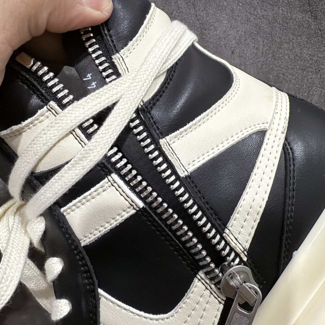 图片[7]-【莞产G版】RO / Rick Owens 瑞克·欧文斯 复古OG元年大耐克 黑白色皮面高帮 【大底】 TPU鞋底➕橡胶底片➕内置软木 【皮料】 东莞原厂进口全新2025年新材质“摔纹粒面水染头层小牛皮” 【鞋带】 鞋带采用水染定织法工艺，高密度之下，透出光泽感！ 【拉链】 RO拉链定制logo刻字、拉顺感十足，无阻断感！ 【鞋头】全黑小牛皮，软糯，轻轻按压有牛皮细细的纹理质感！ 【鞋舌】内里也是全牛皮，一整张牛皮切割，无拼皮、无边角料皮！ 【鞋垫】整张牛皮鞋垫 独家私人开模冲孔！ 【尺码】 ：36 37 38 39 40 41 42 43 44 45 46！ 即将出货47、48！-选品中心
