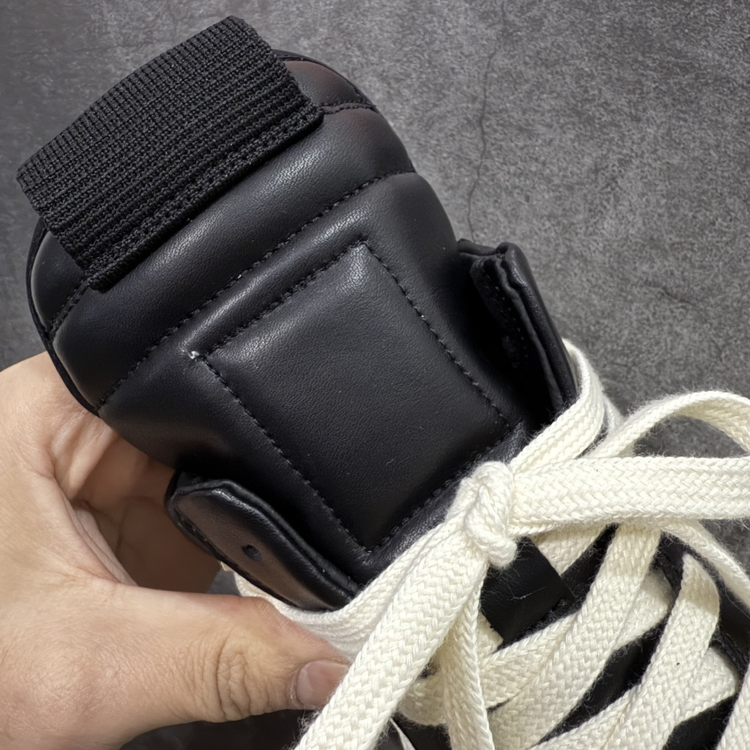 图片[5]-【莞产G版】RO / Rick Owens 瑞克·欧文斯 复古OG元年大耐克 黑白色皮面高帮 【大底】 TPU鞋底➕橡胶底片➕内置软木 【皮料】 东莞原厂进口全新2025年新材质“摔纹粒面水染头层小牛皮” 【鞋带】 鞋带采用水染定织法工艺，高密度之下，透出光泽感！ 【拉链】 RO拉链定制logo刻字、拉顺感十足，无阻断感！ 【鞋头】全黑小牛皮，软糯，轻轻按压有牛皮细细的纹理质感！ 【鞋舌】内里也是全牛皮，一整张牛皮切割，无拼皮、无边角料皮！ 【鞋垫】整张牛皮鞋垫 独家私人开模冲孔！ 【尺码】 ：36 37 38 39 40 41 42 43 44 45 46！ 即将出货47、48！-选品中心