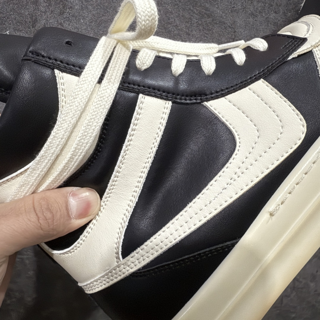 图片[3]-【莞产G版】RO / Rick Owens 瑞克·欧文斯 复古OG元年大耐克 黑白色皮面高帮 【大底】 TPU鞋底➕橡胶底片➕内置软木 【皮料】 东莞原厂进口全新2025年新材质“摔纹粒面水染头层小牛皮” 【鞋带】 鞋带采用水染定织法工艺，高密度之下，透出光泽感！ 【拉链】 RO拉链定制logo刻字、拉顺感十足，无阻断感！ 【鞋头】全黑小牛皮，软糯，轻轻按压有牛皮细细的纹理质感！ 【鞋舌】内里也是全牛皮，一整张牛皮切割，无拼皮、无边角料皮！ 【鞋垫】整张牛皮鞋垫 独家私人开模冲孔！ 【尺码】 ：36 37 38 39 40 41 42 43 44 45 46！ 即将出货47、48！-选品中心