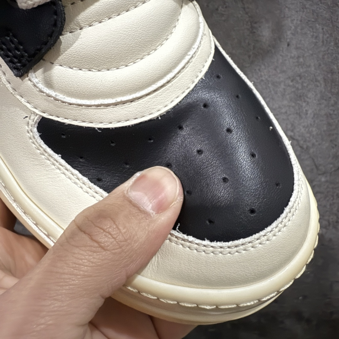 图片[4]-【莞产G版】RO / Rick Owens 瑞克·欧文斯 复古OG元年大耐克 黑白色皮面高帮 【大底】 TPU鞋底➕橡胶底片➕内置软木 【皮料】 东莞原厂进口全新2025年新材质“摔纹粒面水染头层小牛皮” 【鞋带】 鞋带采用水染定织法工艺，高密度之下，透出光泽感！ 【拉链】 RO拉链定制logo刻字、拉顺感十足，无阻断感！ 【鞋头】全黑小牛皮，软糯，轻轻按压有牛皮细细的纹理质感！ 【鞋舌】内里也是全牛皮，一整张牛皮切割，无拼皮、无边角料皮！ 【鞋垫】整张牛皮鞋垫 独家私人开模冲孔！ 【尺码】 ：36 37 38 39 40 41 42 43 44 45 46！ 即将出货47、48！-选品中心