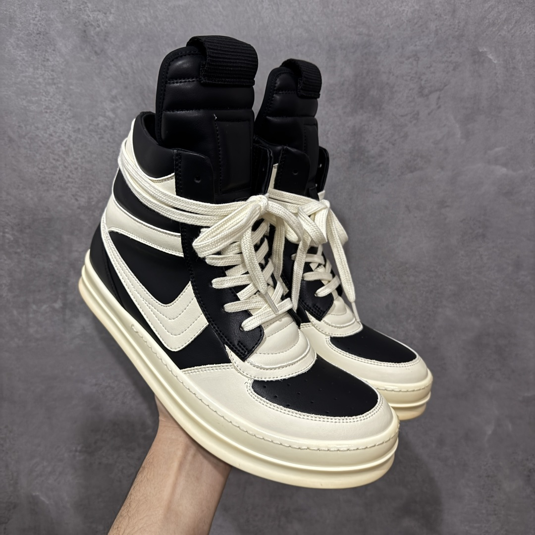 【莞产G版】RO / Rick Owens 瑞克·欧文斯 复古OG元年大耐克 黑白色皮面高帮 【大底】 TPU鞋底➕橡胶底片➕内置软木 【皮料】 东莞原厂进口全新2025年新材质“摔纹粒面水染头层小牛皮” 【鞋带】 鞋带采用水染定织法工艺,高密度之下,透出光泽感! 【拉链】 RO拉链定制logo刻字、拉顺感十足,无阻断感! 【鞋头】全黑小牛皮,软糯,轻轻按压有牛皮细细的纹理质感! 【鞋舌】内里也是全牛皮,一整张牛皮切割,无拼皮、无边角料皮! 【鞋垫】整张牛皮鞋垫 独家私人开模冲孔! 【尺码】 :36 37 38 39 40 41 42 43 44 45 46! 即将出货47、48!-选品中心